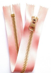 aksesoris zipper, cara memasang resleting, cara membuat aksesoris handmade, cara membuat bros dari resleting