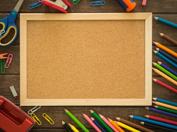 Krayon atau Pensil Warna yang Dilengkapi dengan Kertas Bergambar