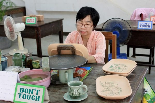 membuat kerajinan tangan dari barang bekas