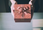 Tips Mencari Hadiah yang Sesuai dengan Karakter Sahabat Anda